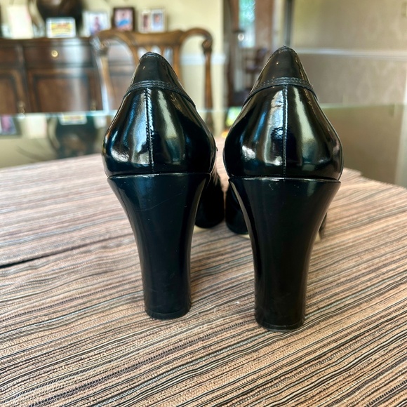 Nine West Black Patent Leather High Heels with Round Toe & Gold Buckle 10 - Picture 5 of 7